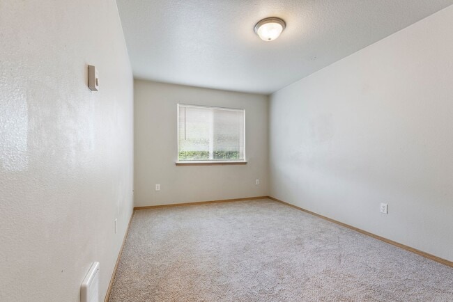 Building Photo - 4 bed, 2.5 bathroom House available