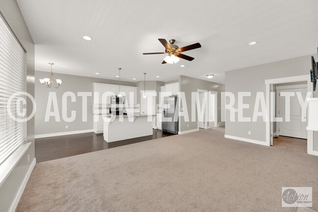 Building Photo - Row End Townhome in Orem!