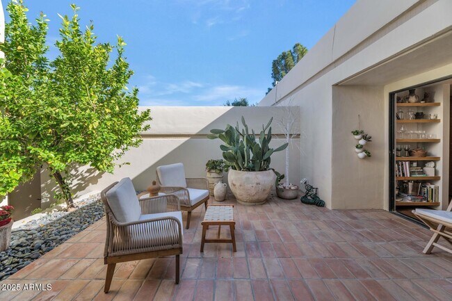 Building Photo - 9447 E Calle De Valle Dr