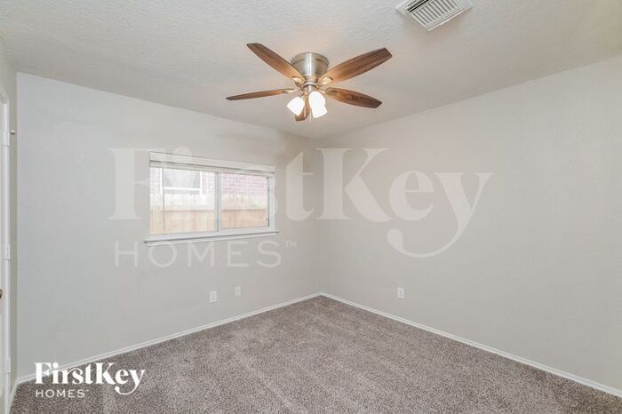 Building Photo - 910 Saxonhill Dr