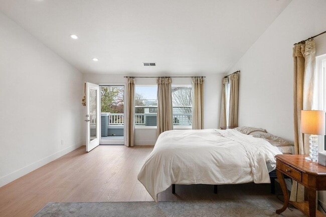 Building Photo - 142 Monaco Dr