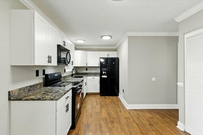 Building Photo - 643 University Dr