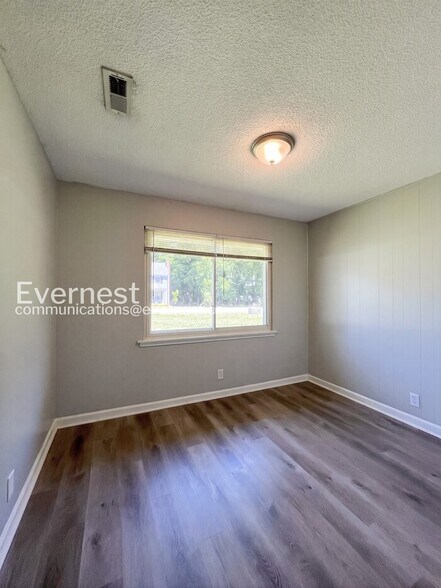 Building Photo - 409 Alexander Dr