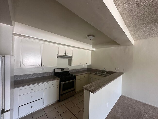 Unit Nº301 - Kitchen - 10006 Palms Blvd