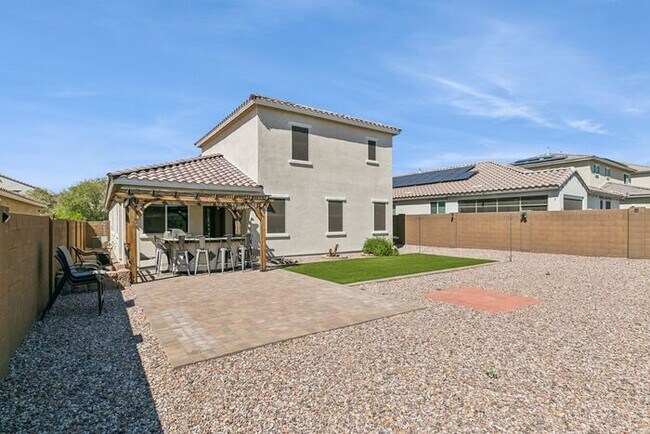 Building Photo - Welcome to this Charming 5 bedroom, 3.5 ba...