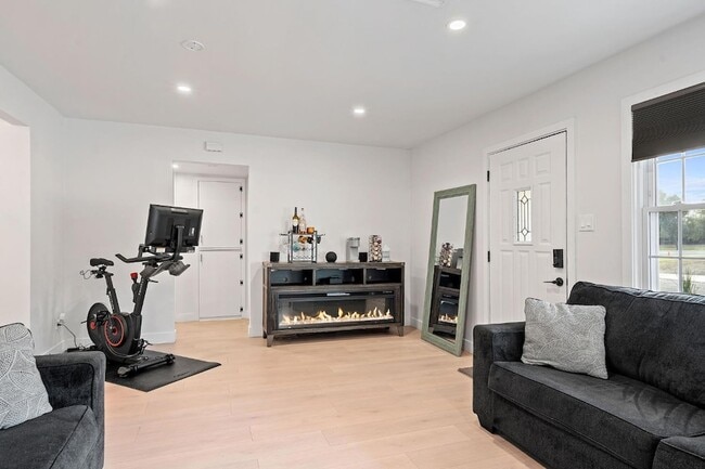 Building Photo - 8 17th St