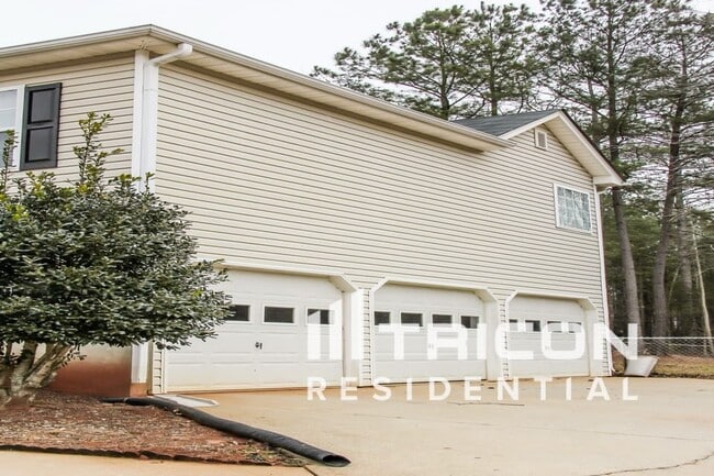Building Photo - 1800 Cedar Hill