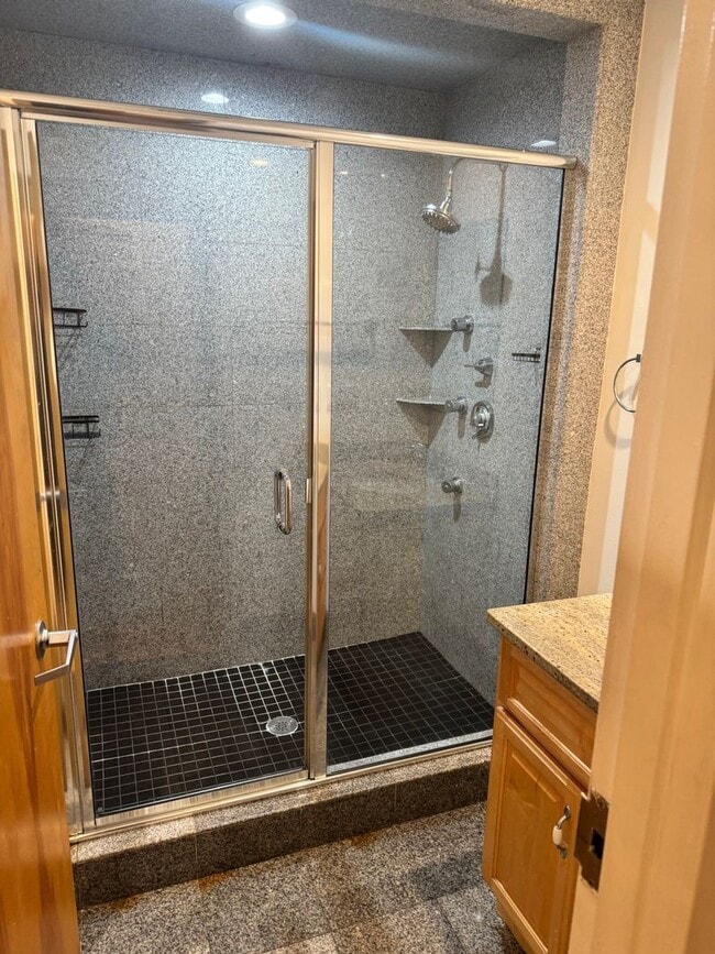 Building Photo - Three bed 2 bath in the North End!!!