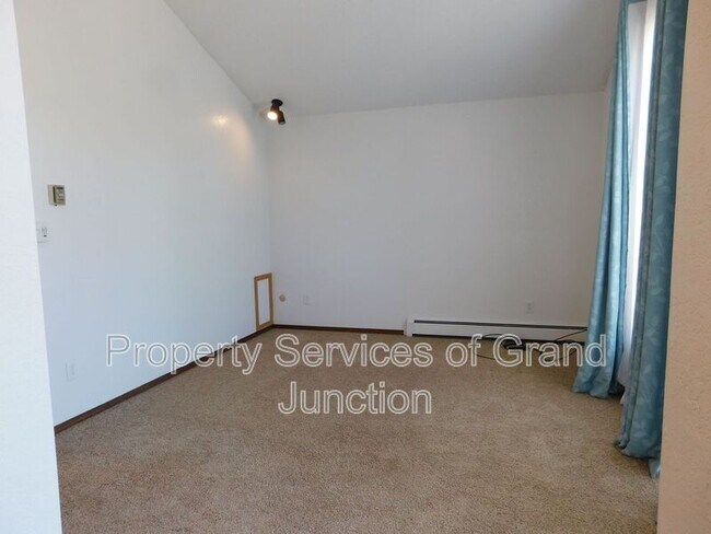 Building Photo - 2422 1/2 Hidden Valley Drive