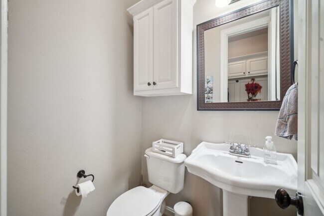 Building Photo - Stunning 5 bedroom 4.5 bath in Stonebrooke Glenn