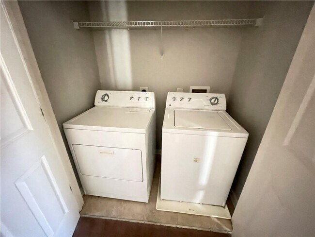 Building Photo - 2575 Maple Leaf Terrace