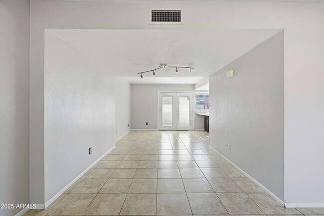 Building Photo - 1628 E Logan Dr