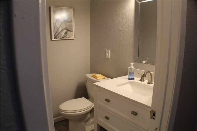 Building Photo - 4 Tilbury Ln