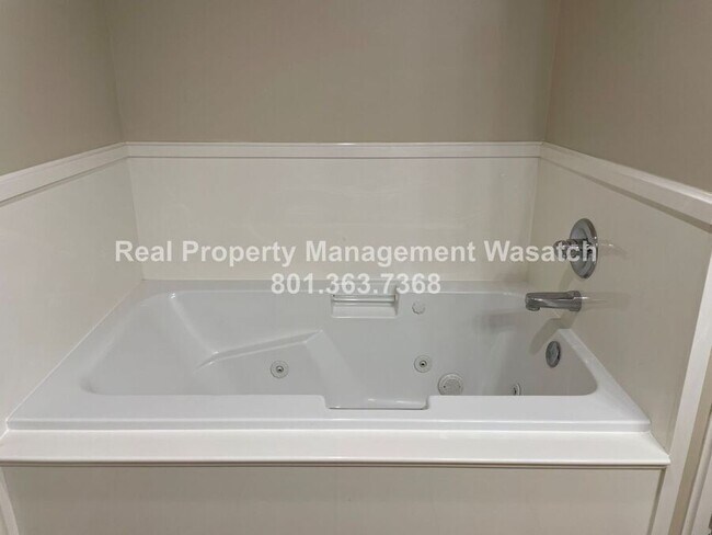 Building Photo - 380 N 500 W