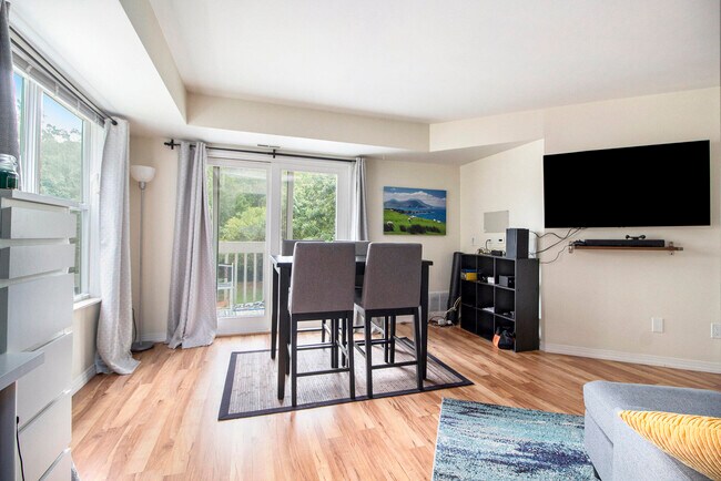 Building Photo - 2221 S Huron Pkwy