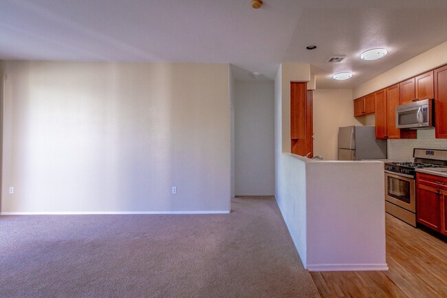 Building Photo - Beautiful 2 Bedroom, 2 Bath Condo with Dua...