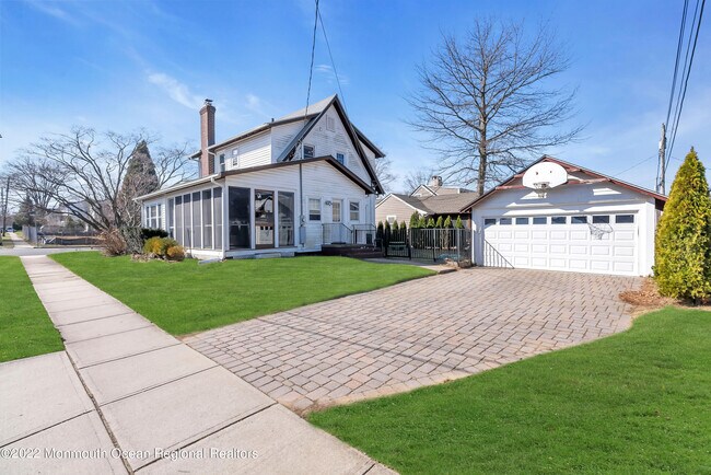 Building Photo - 102 Dixon Ave