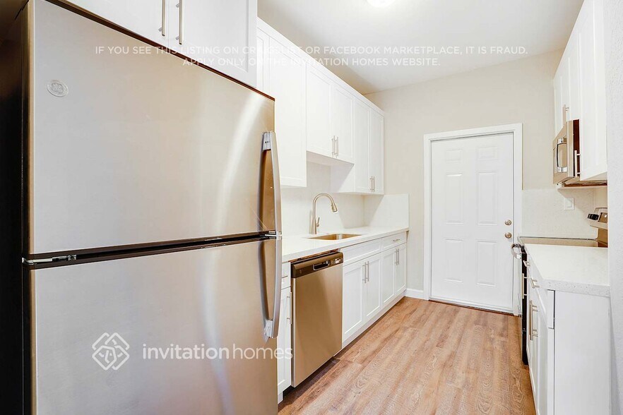 Building Photo - 318 W 17th St