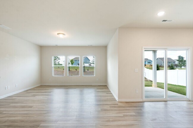 Building Photo - Nearly New, Spacious 5 Bed/3 Bath Home in ...