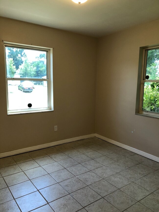Building Photo - 2 Bed 1 Bath Home | Pet Friendly | Washer ...