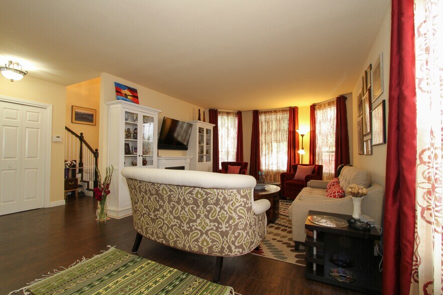 Large living room - 538 A St