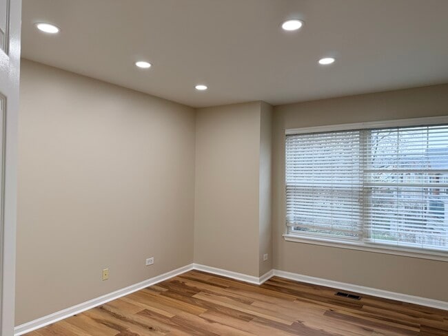 Building Photo - 431 Pine Lake Cir