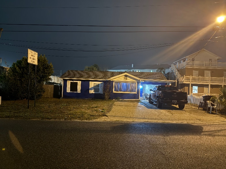 Building Photo - 606 Lantana St