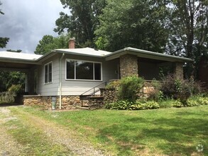 Building Photo - Adorable 2 Bedroom 1.5 Bath cottage in the...