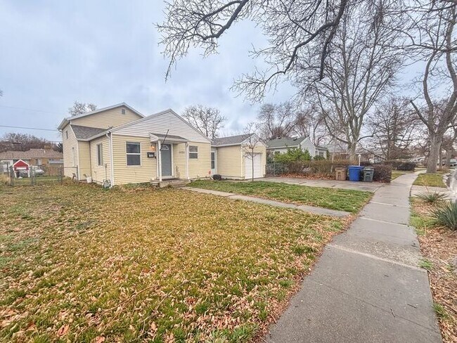 Building Photo - 2 bed 2 bath home with expansive garage and lot's of updates!