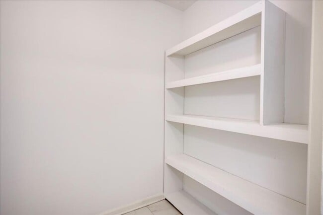 Building Photo - 3128 Vlg W Dr