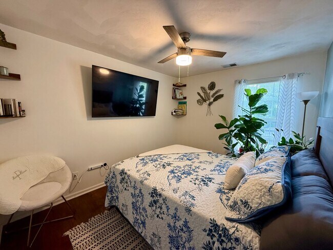 Building Photo - Beutifully updated 4 bed 2.5 bath home with large yard!