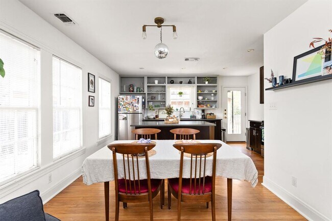 Building Photo - 5405 Sunshine Dr