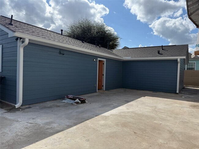 Building Photo - 611 N Eastwood St