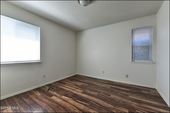 Building Photo - 3433 Clearview Ln