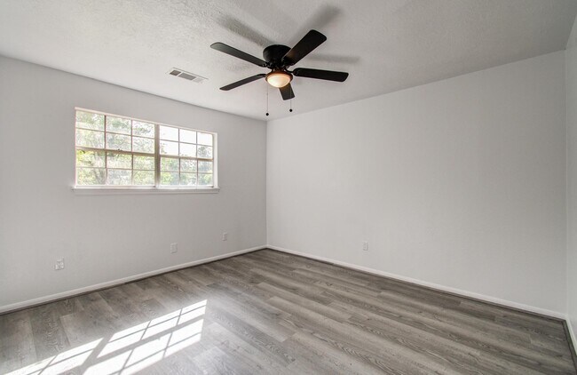 Building Photo - 808 Stone Mountain Dr