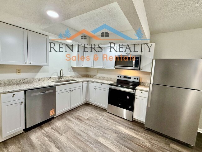 Building Photo - 2 Bedroom Condo with Private Patio