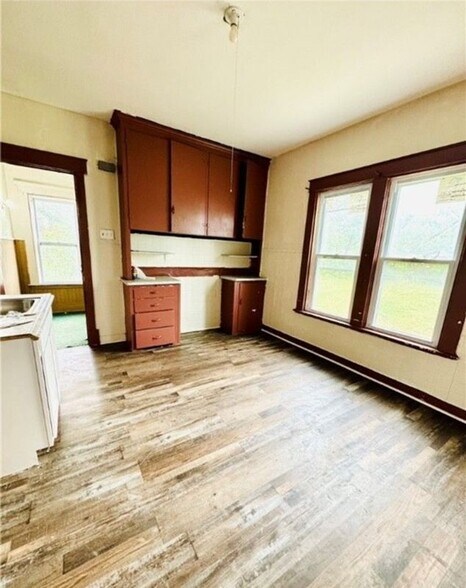 Building Photo - 351 Moselle St