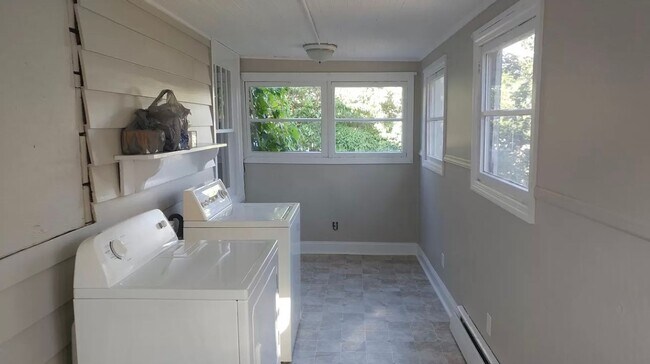 Building Photo - 3 bedroom 2 bath prime location!