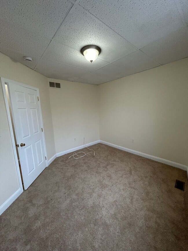 Building Photo - 423 Righter St