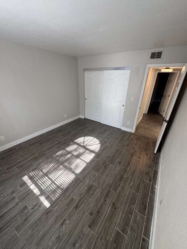 Building Photo - 2 Bed, 1 3/4 Bath Condo