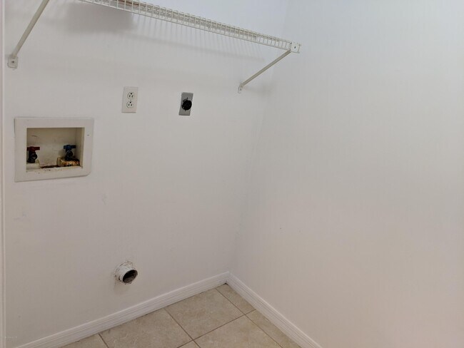 Building Photo - 2283 Fox Hollow Dr