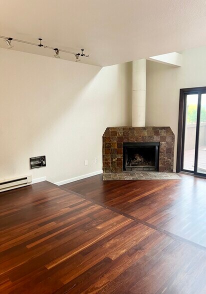 living room - 25040 Lake Fenwick Rd