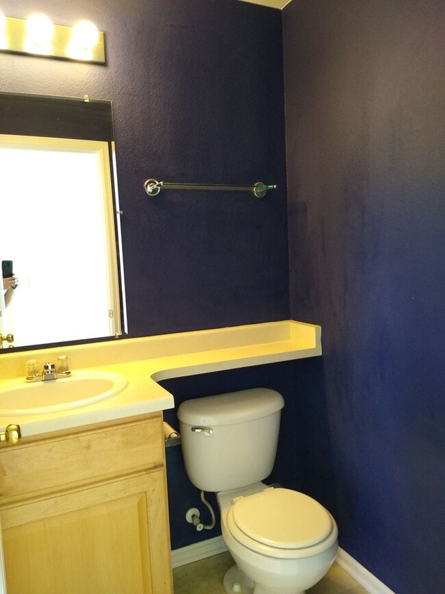 Building Photo - Gorgeous 2 Story 3 Bedroom 2.5 Baths in Da...