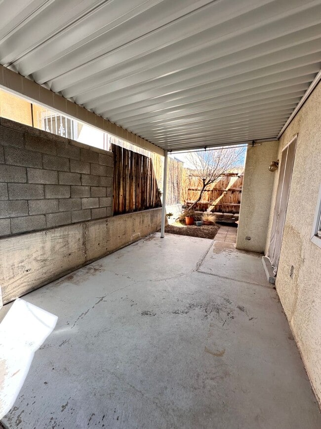 Building Photo - 2 Bedroom 2 Bath Townhome w/2 Car Garage and Refrigerated Air