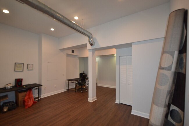 Building Photo - 4176 W Montrose Ave