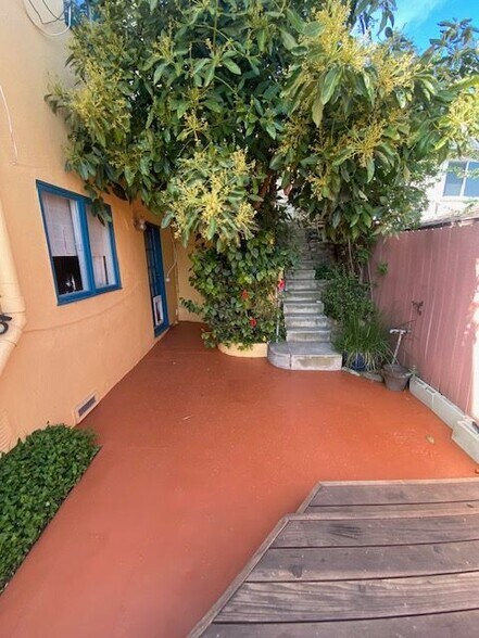 Building Photo - 335 Poli St