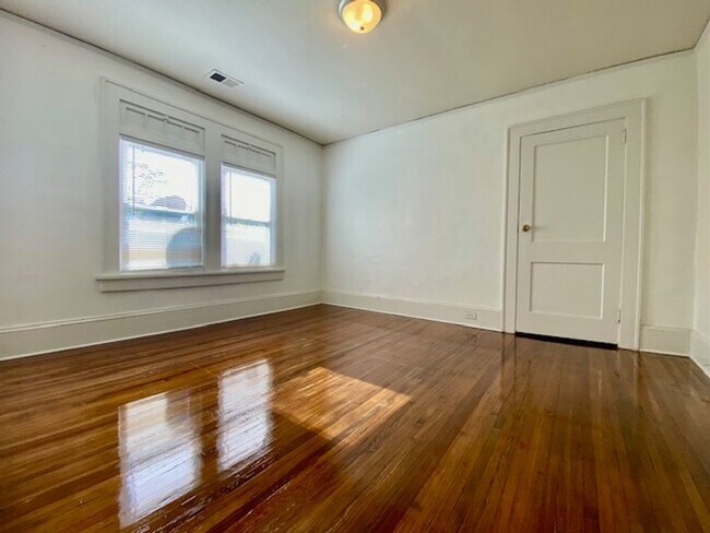Building Photo - Villa Heights-Belmont Area 2 or 3 bed, 2 b...