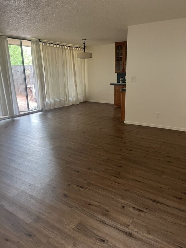 Building Photo - 2 Bedroom/ 2 Bath Condo with Community Pool