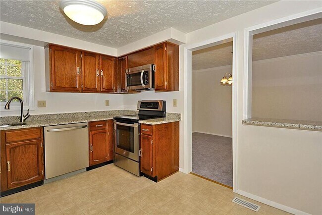 Building Photo - 5 Sanders Ct