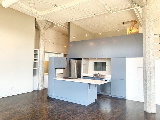 Building Photo - STUNNING LARGE CORNER LIVE/WORK 1 BED+ DEN...